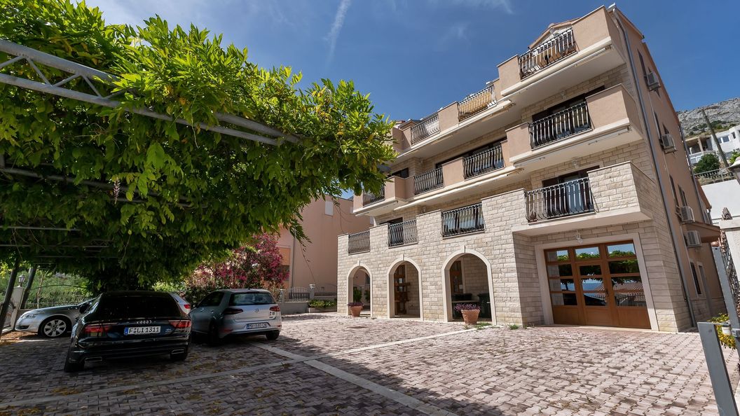 Apartmanok és Szobák Parkolóhellyel Duce, Omis - 10303 Duće (1)