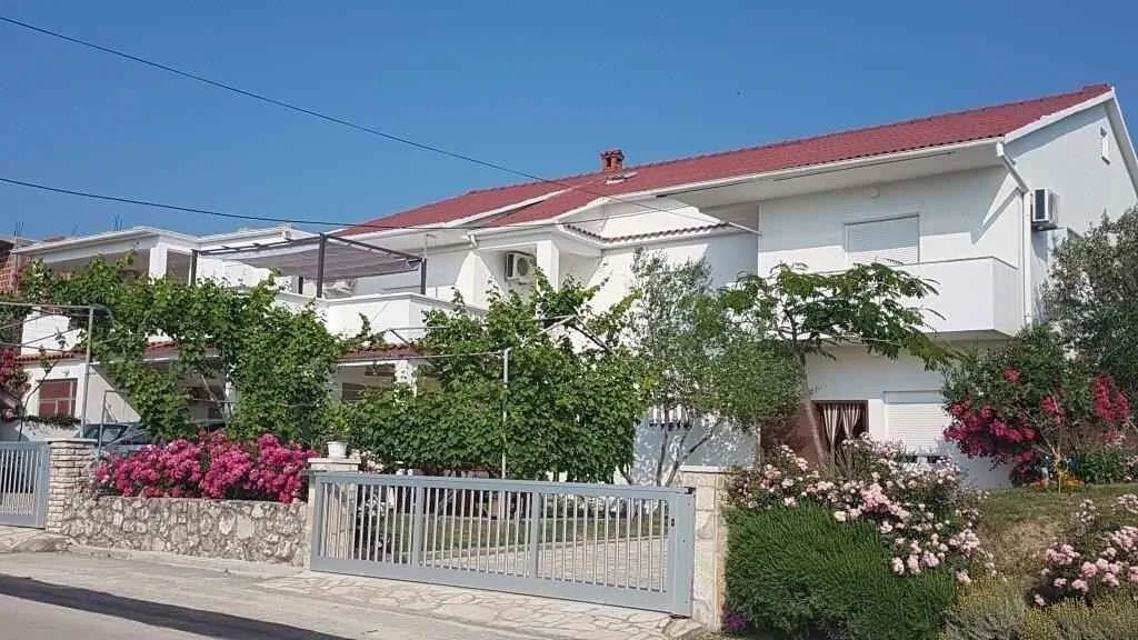 Apartmanok Parkolóhellyel Ljubac, Zadar - 6141 Ljubač (1)