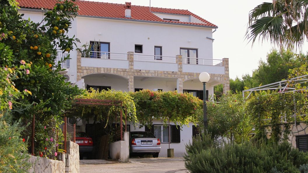 Apartmanok Parkolóhellyel Jelsa, Hvar - 5703 Jelsa (1)