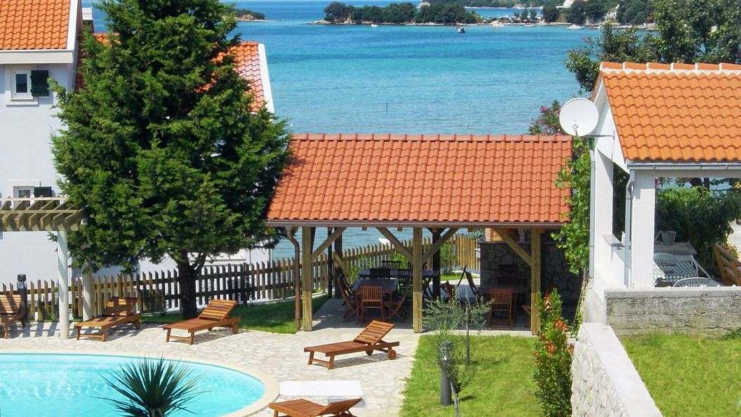 Apartmanok Családok Részére Medencével Kampor, Rab - 3213 Kampor (1)