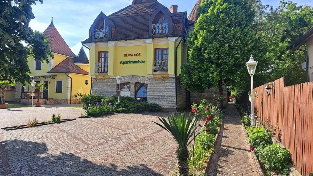 Udvaros Apartmanház Balatonlelle (1)