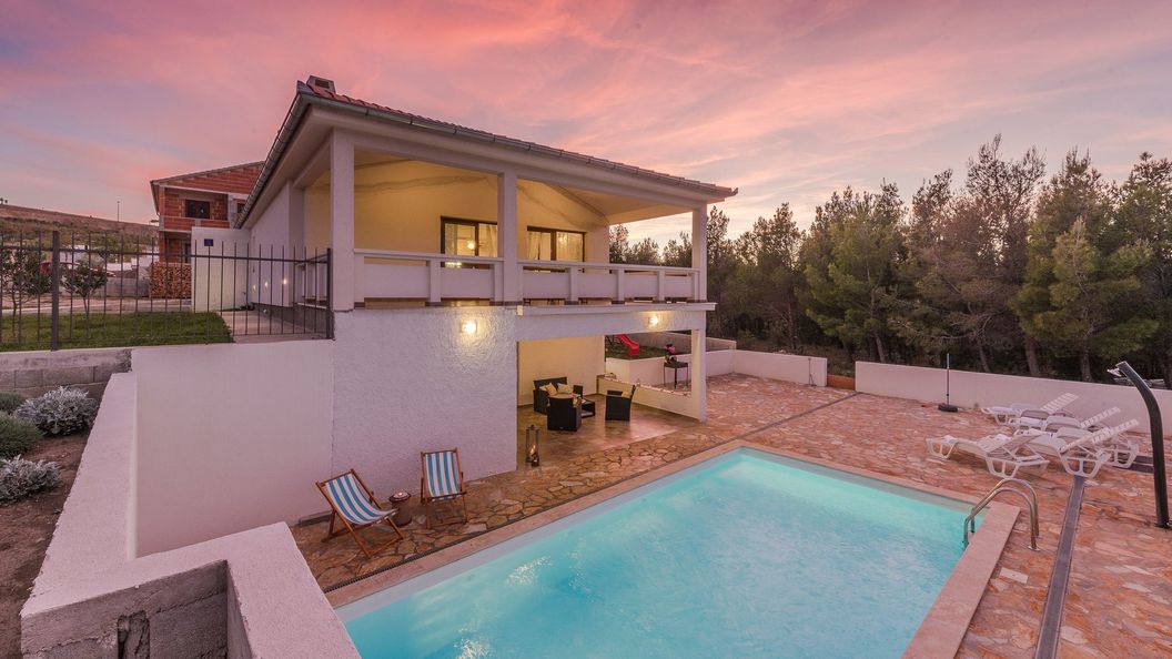 Villa More with pool and garden Rovanjska (1)