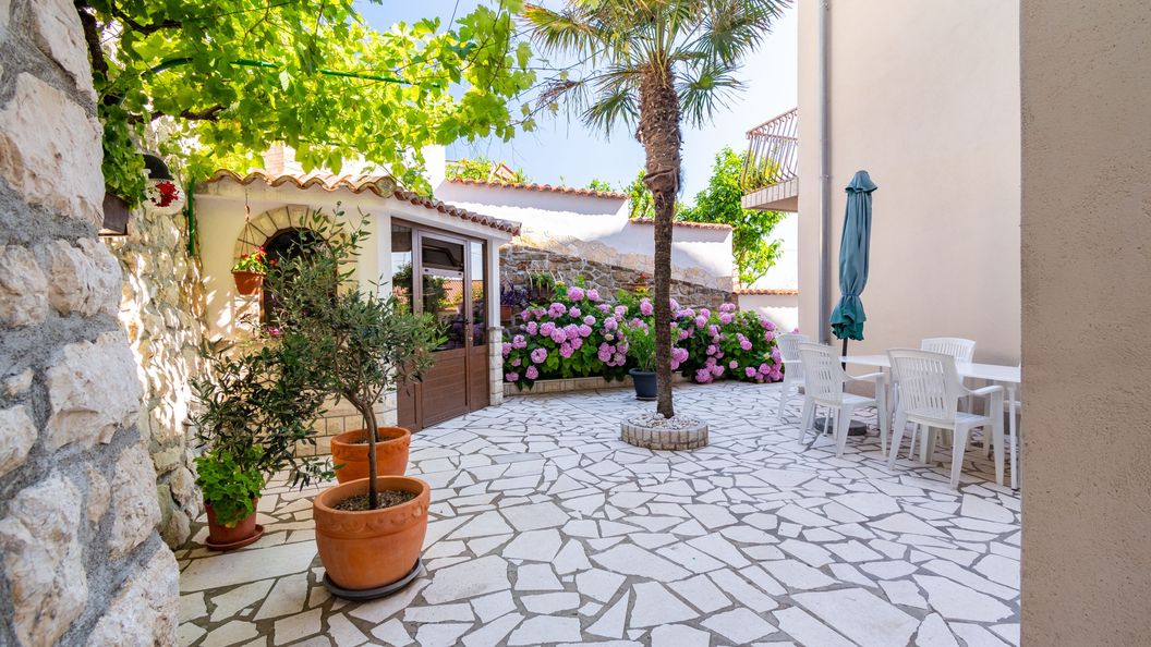 Apartmanok Parkolóhellyel Rab - 14120 (1)