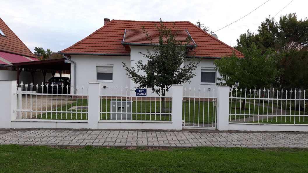 Edit Nyaraló Balatonmáriafürdő (1)