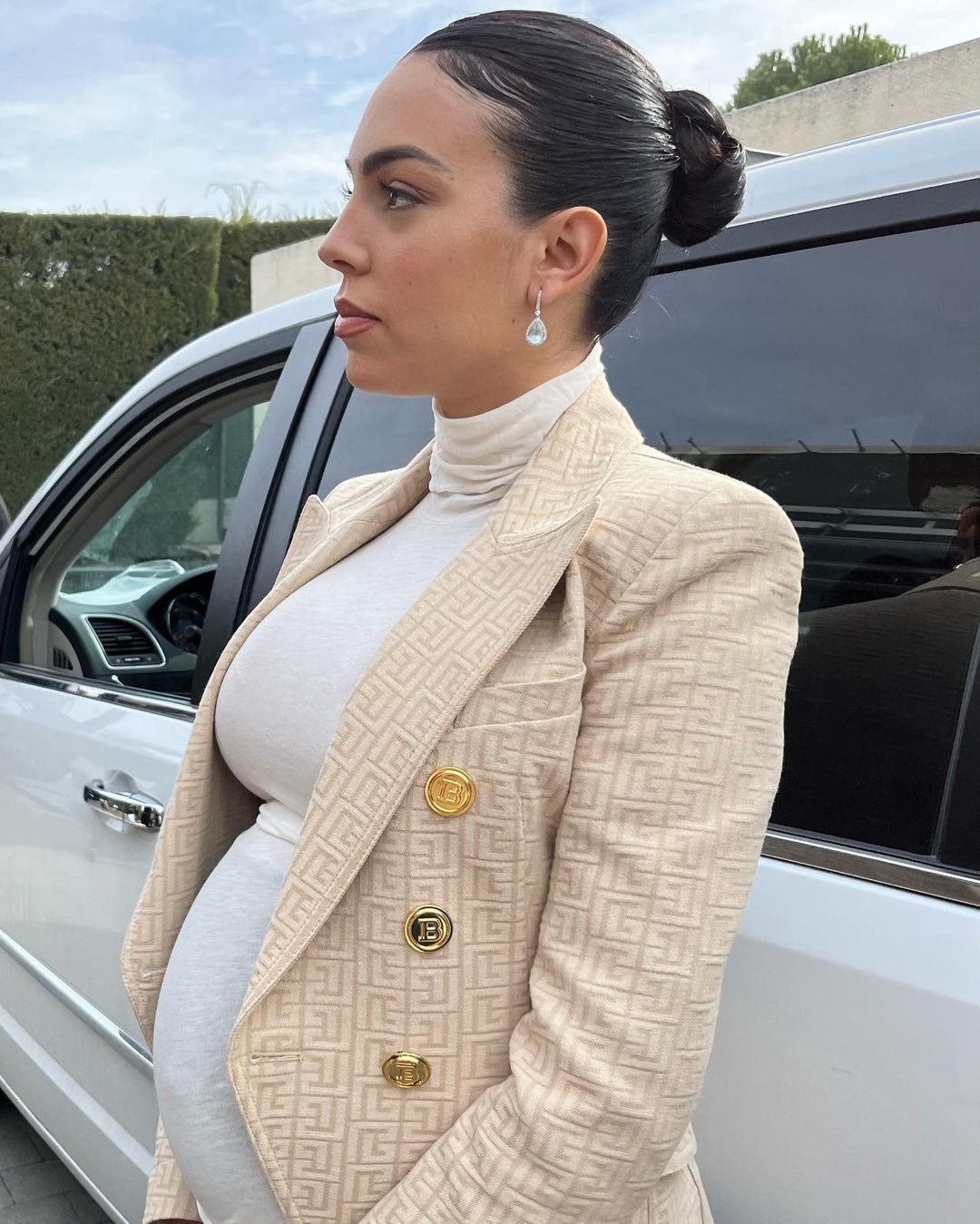 Zwyczajna Georgina Rodriguez wychodzi z salonu kosmetycznego z notatnikiem Louis  Vuitton pod pachą (ZDJĘCIA) - Pudelek