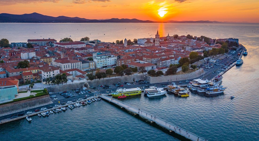 Z swoimi urokliwymi brukowanymi uliczkami, tętniącymi targami i bogatą sceną kulinarną, prezentującą przysmaki śródziemnomorskie, Zadar zaprasza do odkrywania na każdym kroku