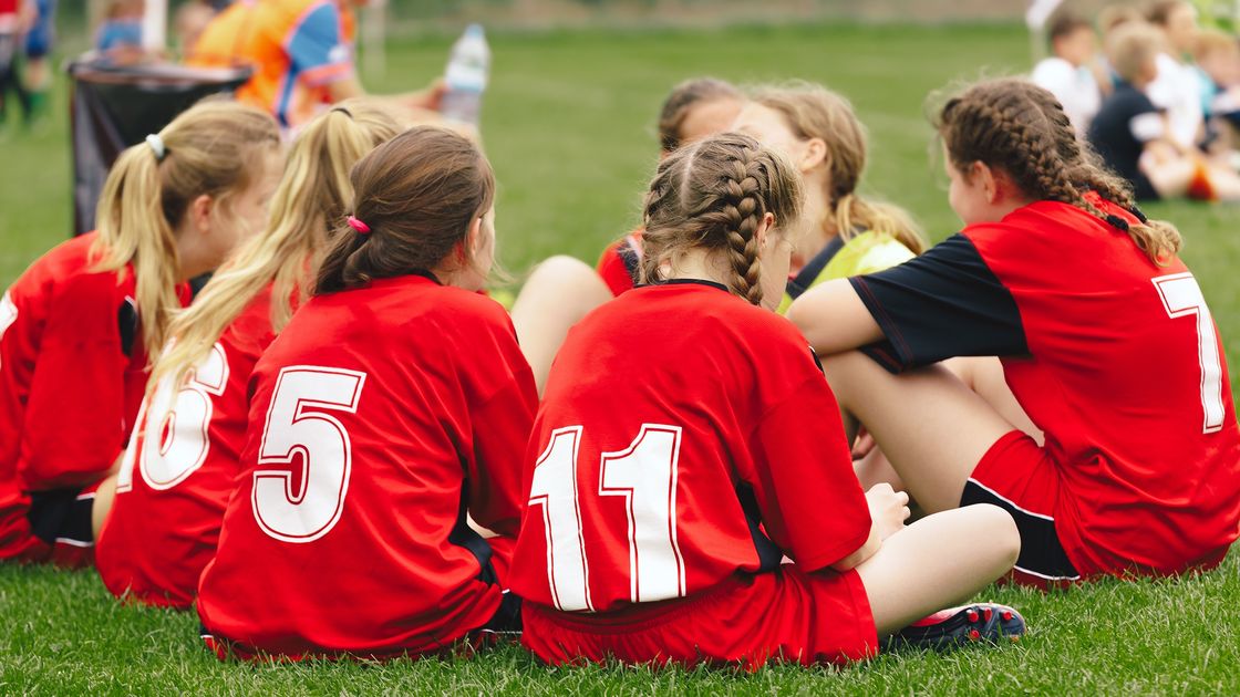 Takie programy PZPN jak Future PRO, Talent PRO, a także Wiosenna, Letnia, Jesienna i Zimowa Akademie Młodych Orłów dają młodym zawodniczkom m.in. dostęp do profesjonalnych trenerów i treningów.