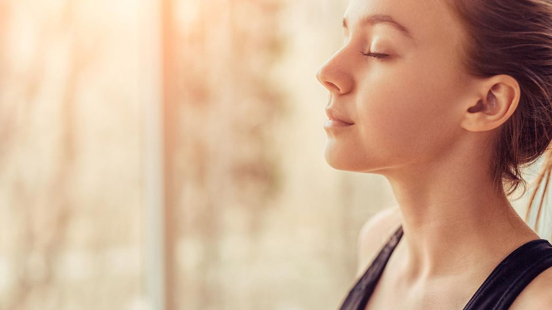 Poleca też sięgnięcie po książki o tematyce mindfulness oraz nagrania praktyk, a także warsztaty pod okiem certyfikowanych specjalistów. 