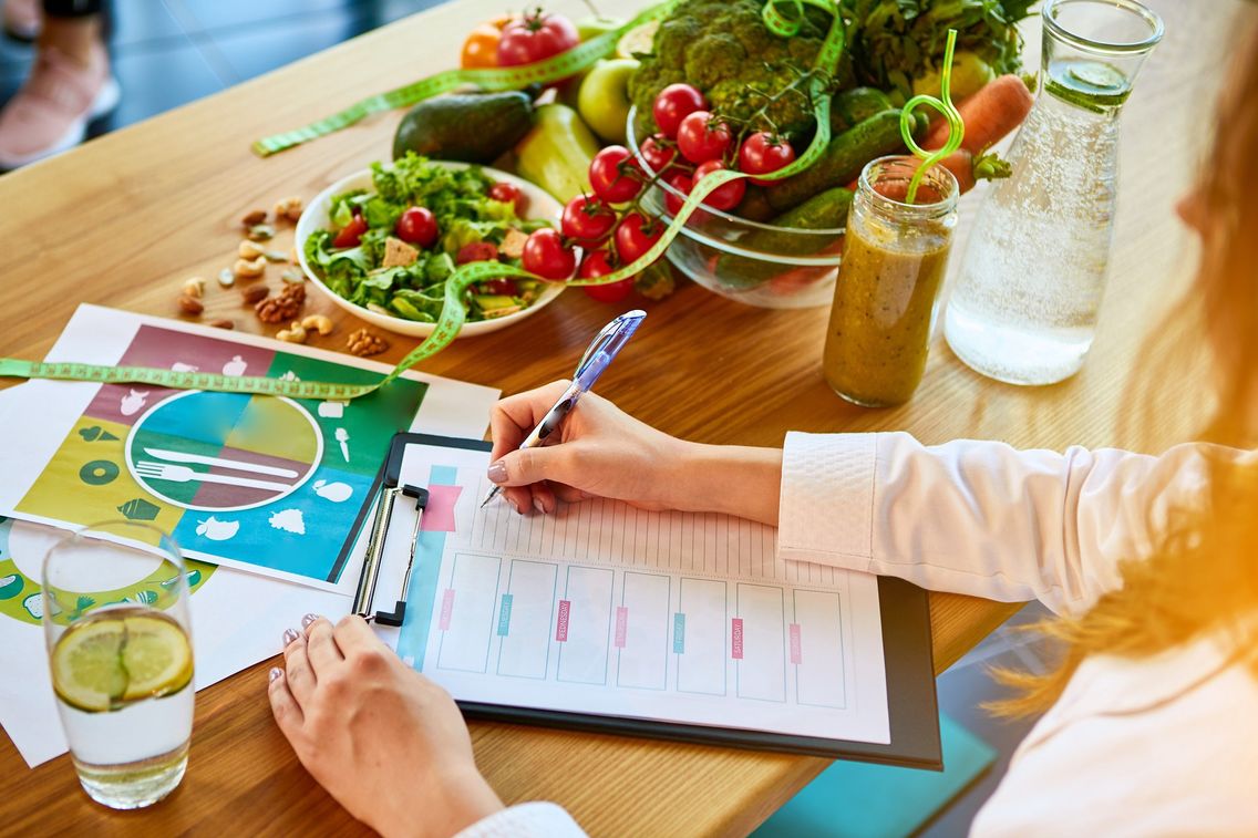 Jeśli mimo naszych wskazówek jedzenie zgodnie z zasadami FODMAP wydaje ci się trudne, skorzystaj z porady dietetyka. Postaraj się znaleźć osobę, która ma doświadczenie w żywieniu pacjentów z chorobami jelit. 