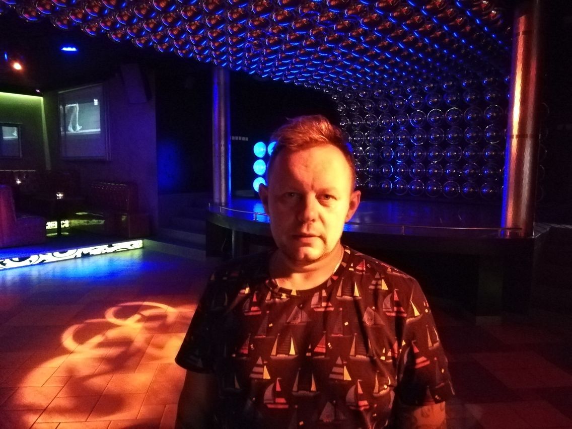 Dominik Gawęcki gra disco polo na dyskotece w Dzierżążnie 