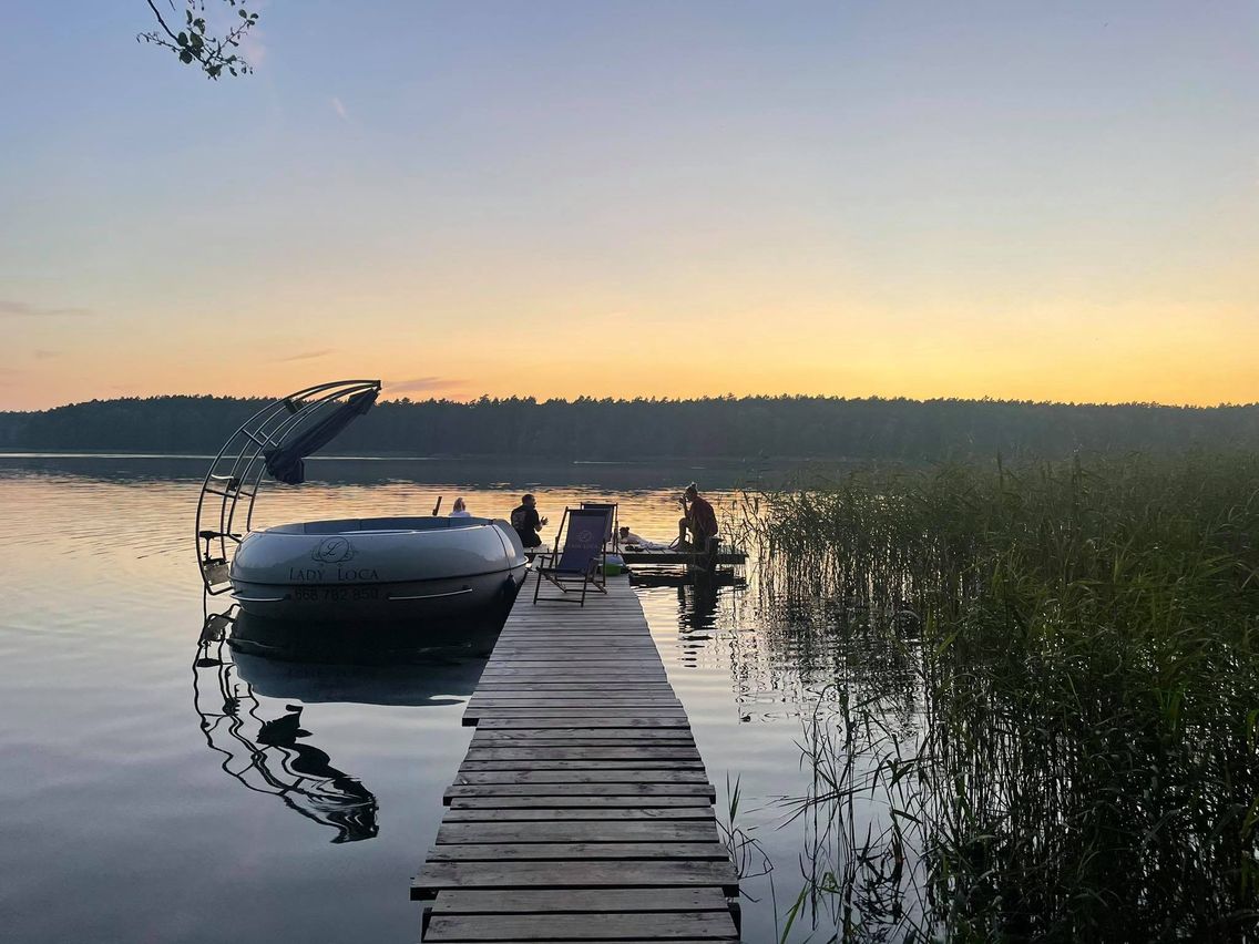 Widok na jezioro z glampingu