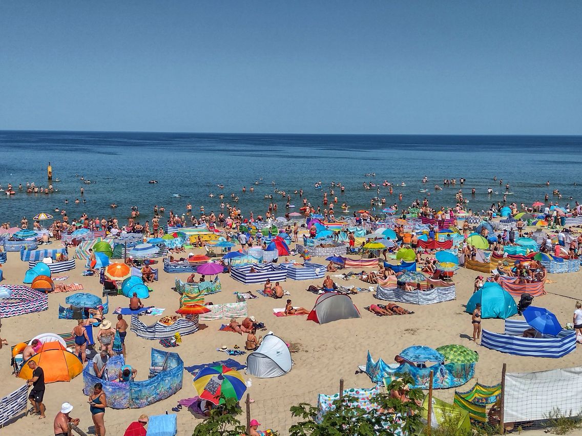 Szeroka plaża i ciepłe, spokojne i płytkie przy brzegu morze przyciągają turystów do Stegny