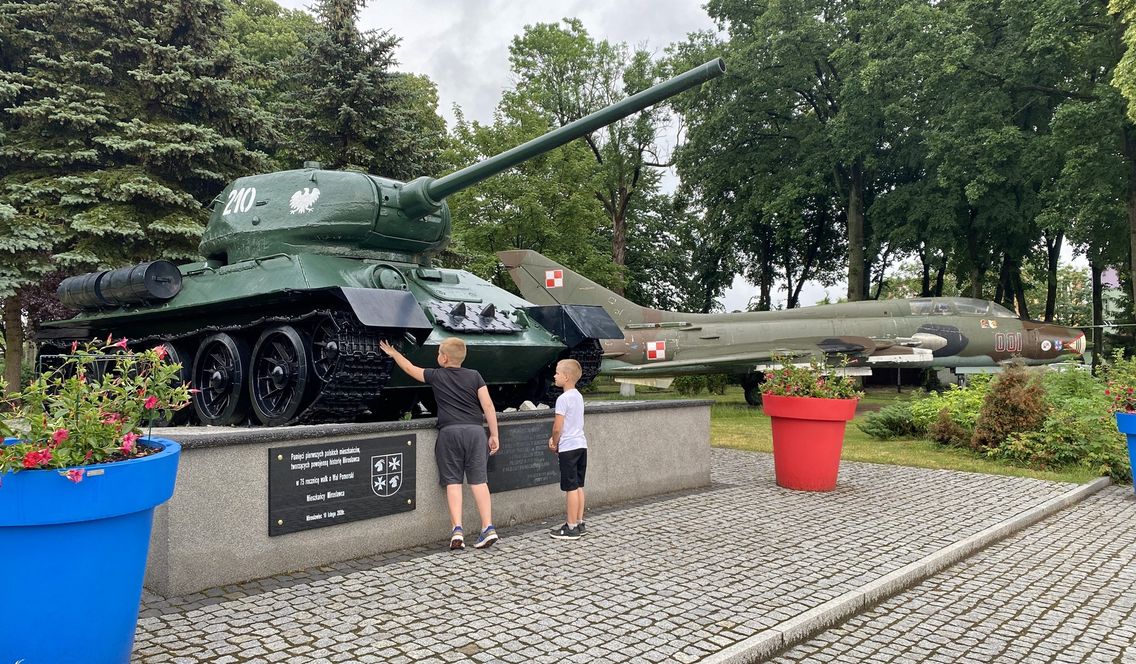 W Mirosławcu można obejrzeć i dotknąć czołg oraz myśliwiec