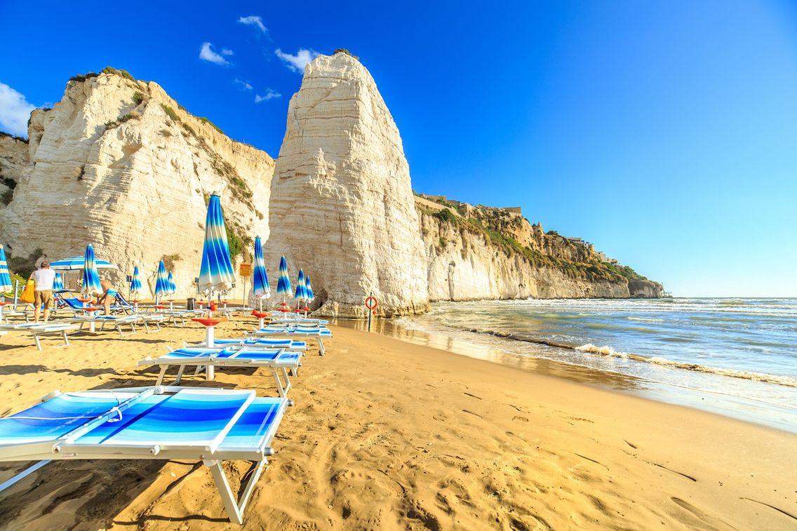 Plażowanie po włosku? Wybierając Apulię, miłośnicy odpoczynku na złotym piasku i nad brzegiem ciepłego morza na pewno się nie zawiodą.