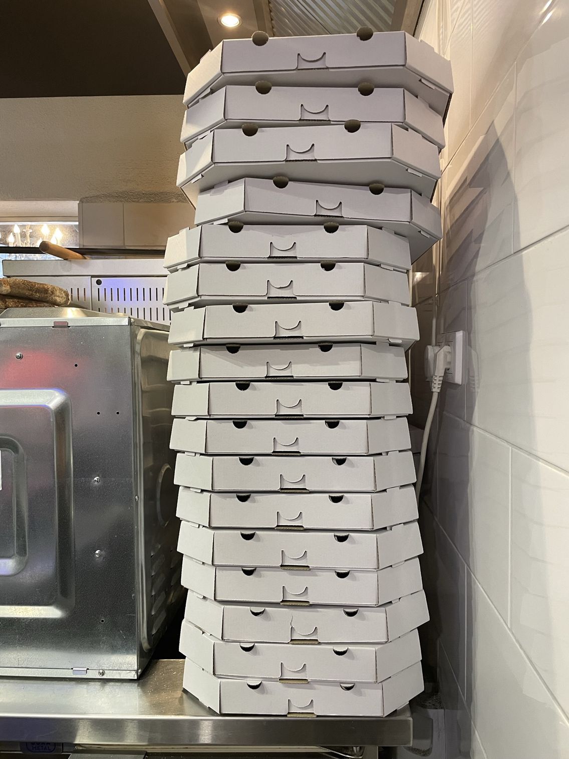 Składanie pudełek do pizzy jest proste, ale czasochłonne 