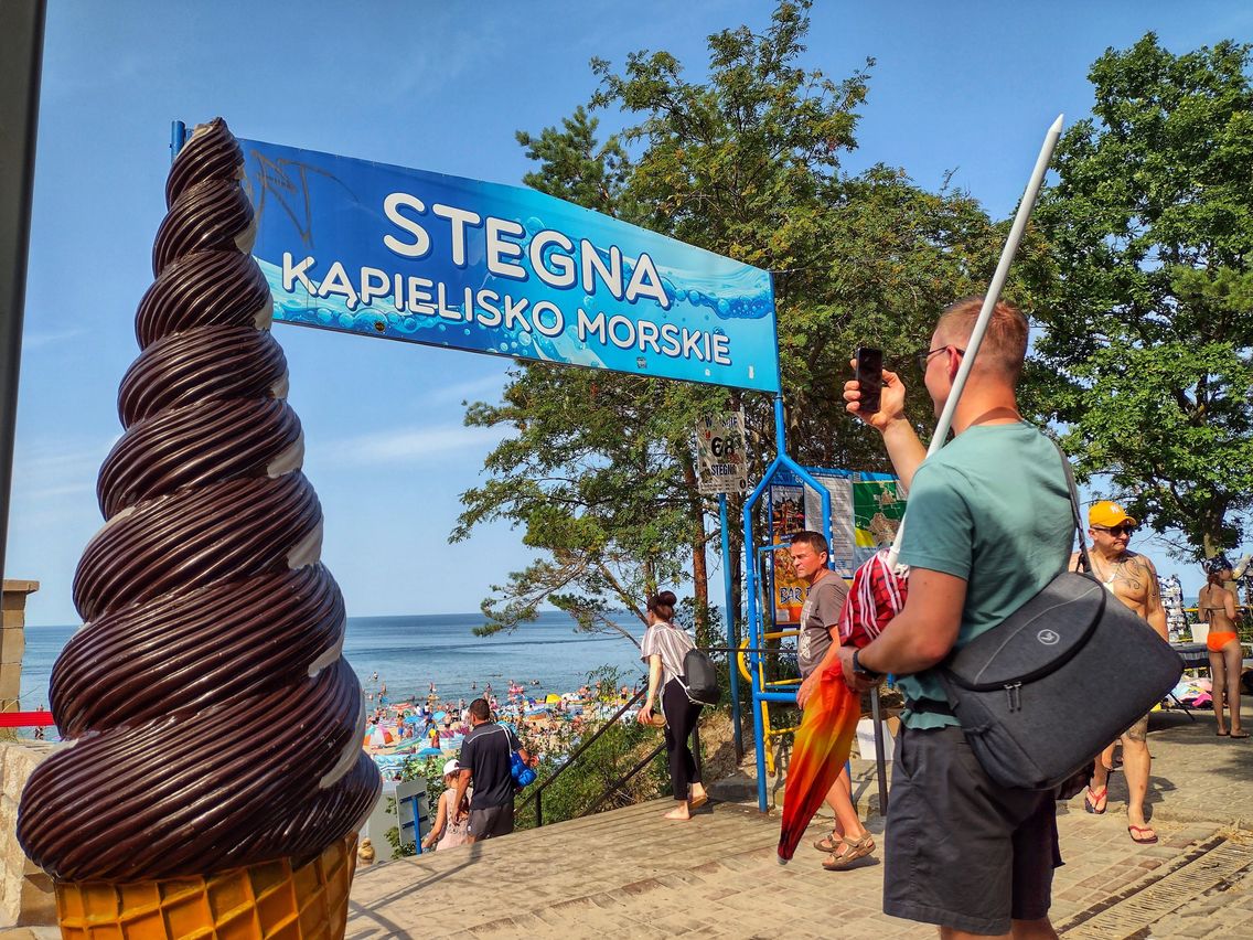 Wejście na główną plażę w Stegnie. Wielu turystów zatrzymuje się w tym miejscu, by zrobić sobie selfie przy tablicy