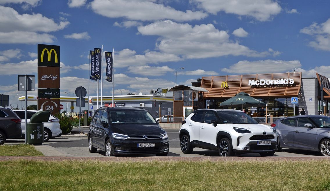 McDonald\'s jest uwielbiany przez dzieci i może być sam w sobie atrakcją. Duży plus należy się za kawę (jeśli uda się zrobić poprawnie) oraz słodkie przekąski i lody