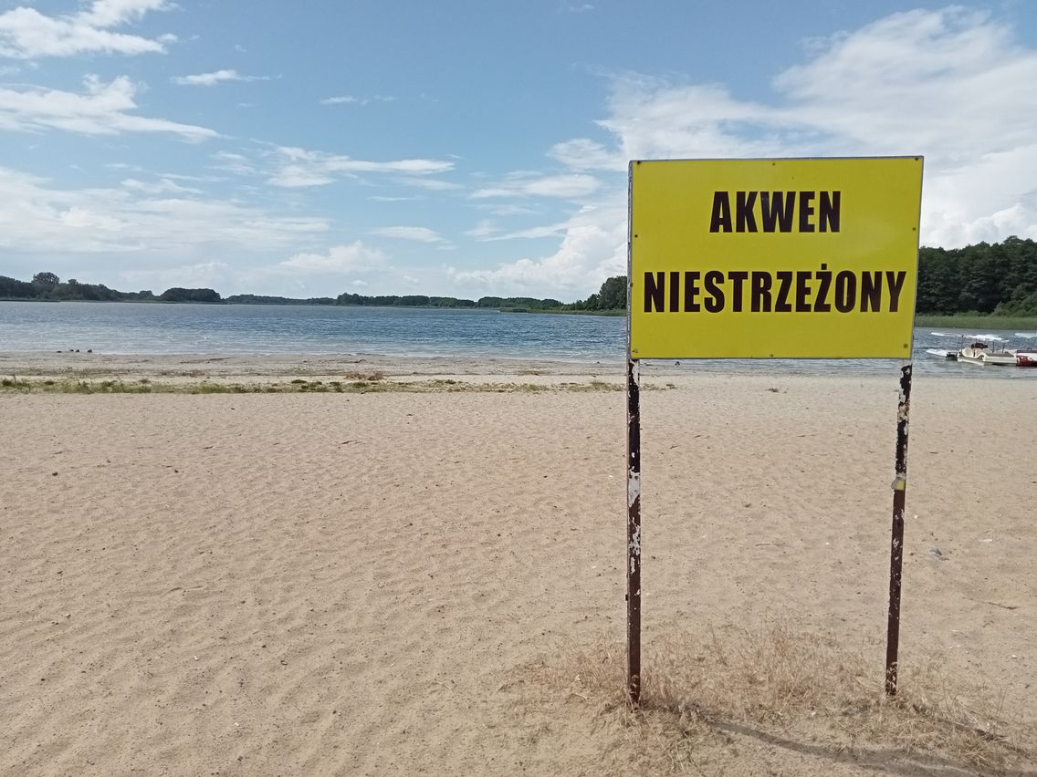 Plaża w Skorzęcinie. Pięć lat temu woda sięgała rosnącej trawy. Jeszcze wcześniej - do znaku