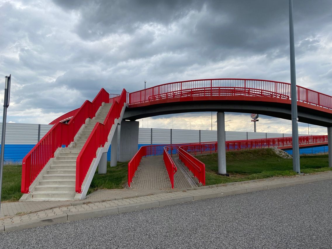 Kładka dla pieszych nad autostradą to jedyna opcja, by dostać się na drugą stronę 