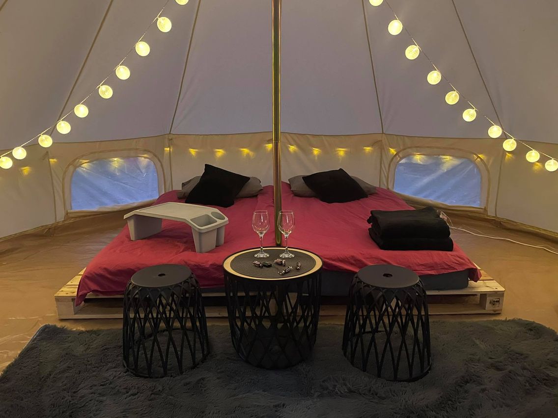 Wnętrze namiotu glampingowego