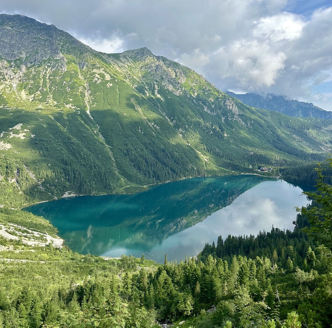 Widok na Morskie Oko z wysokości Czarnego Stawu pod Rysami 