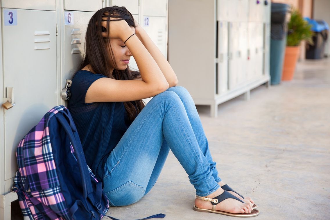 Według badań aż 64 proc. Polek i Polaków uważa, że środki menstruacyjne w szkołach powinny być dostępne za darmo. Z tego 67 proc. kobiet przyznaje, że podczas miesiączki zdarzyło im się nie mieć w szkole dostępu do podpasek czy tamponów. 