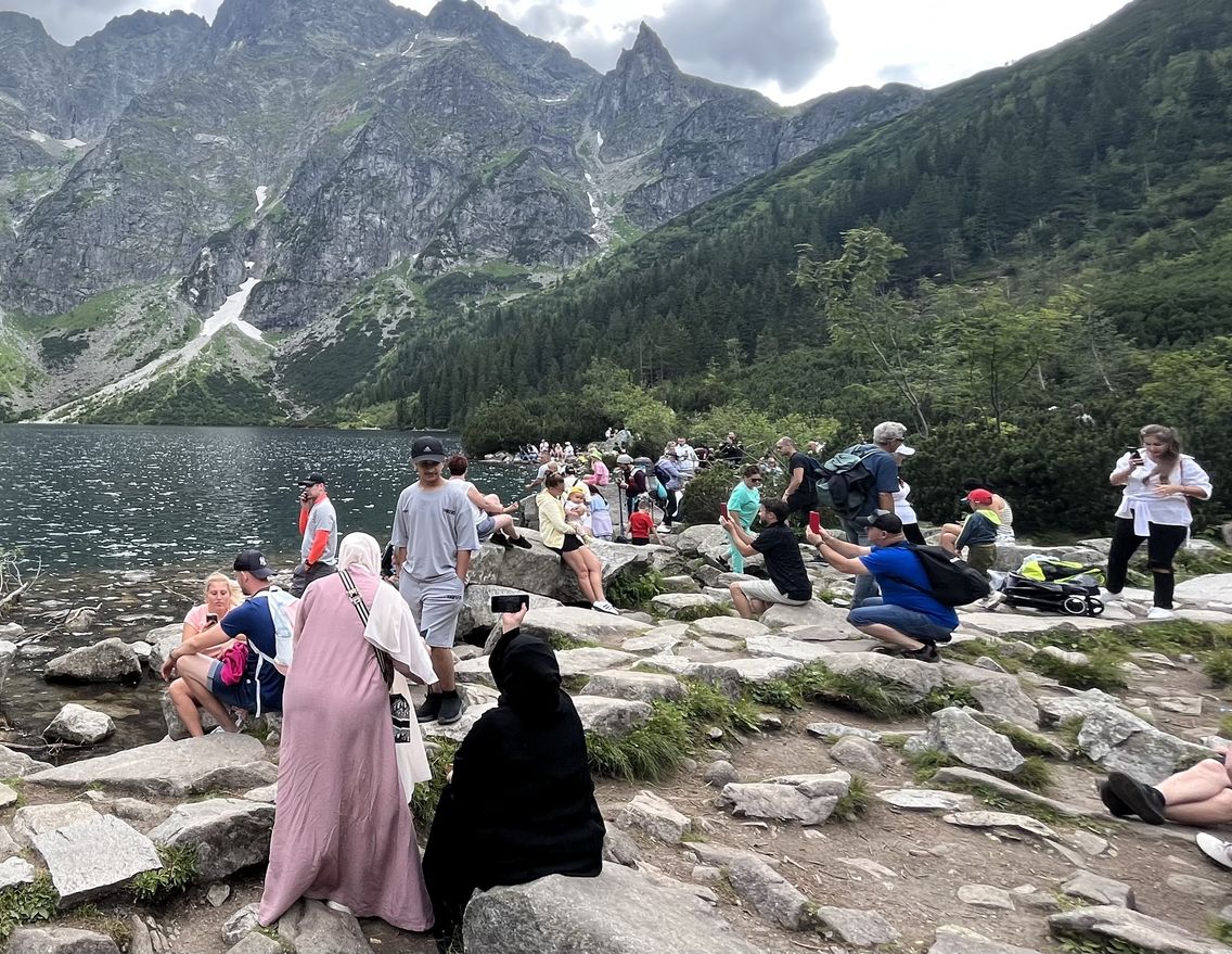 Turystki z Bliskiego Wschodu nad Morskim Okiem