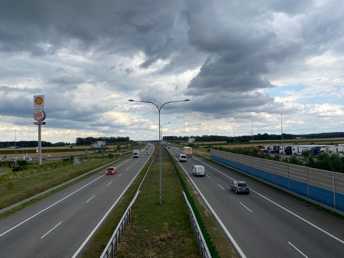 Stopa na autostradzie można złapać jedynie na stacjach benzynowych lub parkingach 