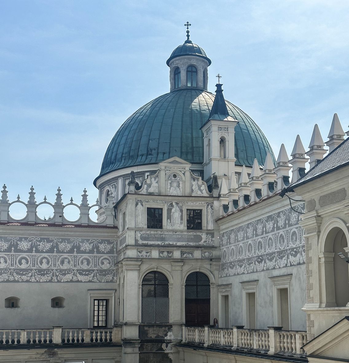 Kopuła baszty królewskiej przypomina kopułę Bazyliki św. Piotra.