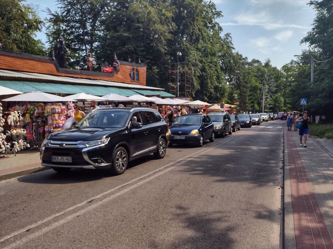 Sznur aut czekających na wjazd do wsi. Kierowcy czekali po kilkadziesiąt minut na zwolnienie się jakiegokolwiek miejsca postojowego