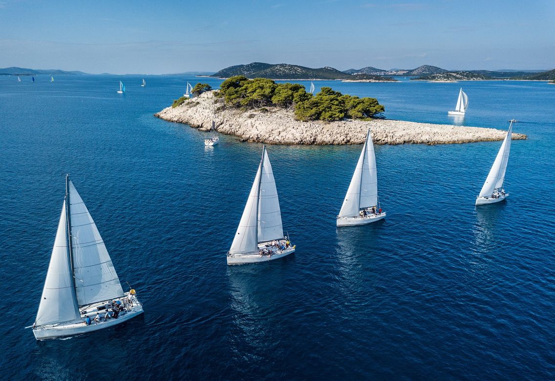 ...I odwrotnie. Chorwacja to także niezliczone wyspy i wysepki oraz malownicze zatoczki i plaże. Warto je podziwiać z wody i pokładu łodzi.
