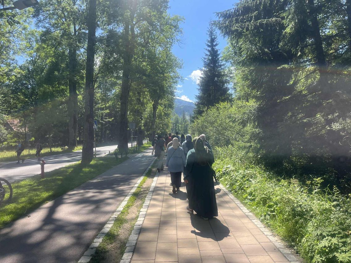 Arabska rodzina w drodze do kolejki na Kasprowy Wierch