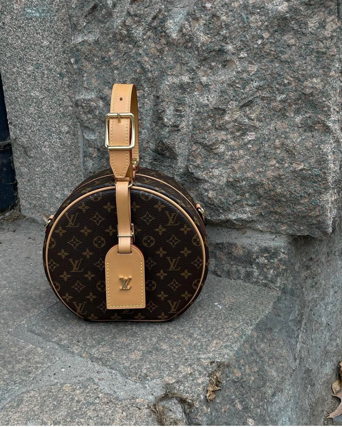Oto najmniejsza torebka Louis Vuitton na świecie. Mniejsza od ziarenka  piasku - rp.pl