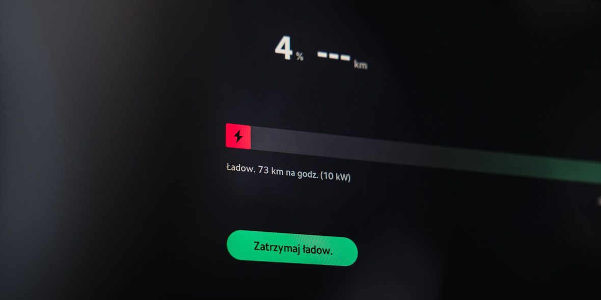 Pełne naładowanie akumulatora w domowych warunkach zajmie kilka godzin. Ładując w domu, możesz sporo zaoszczędzić!