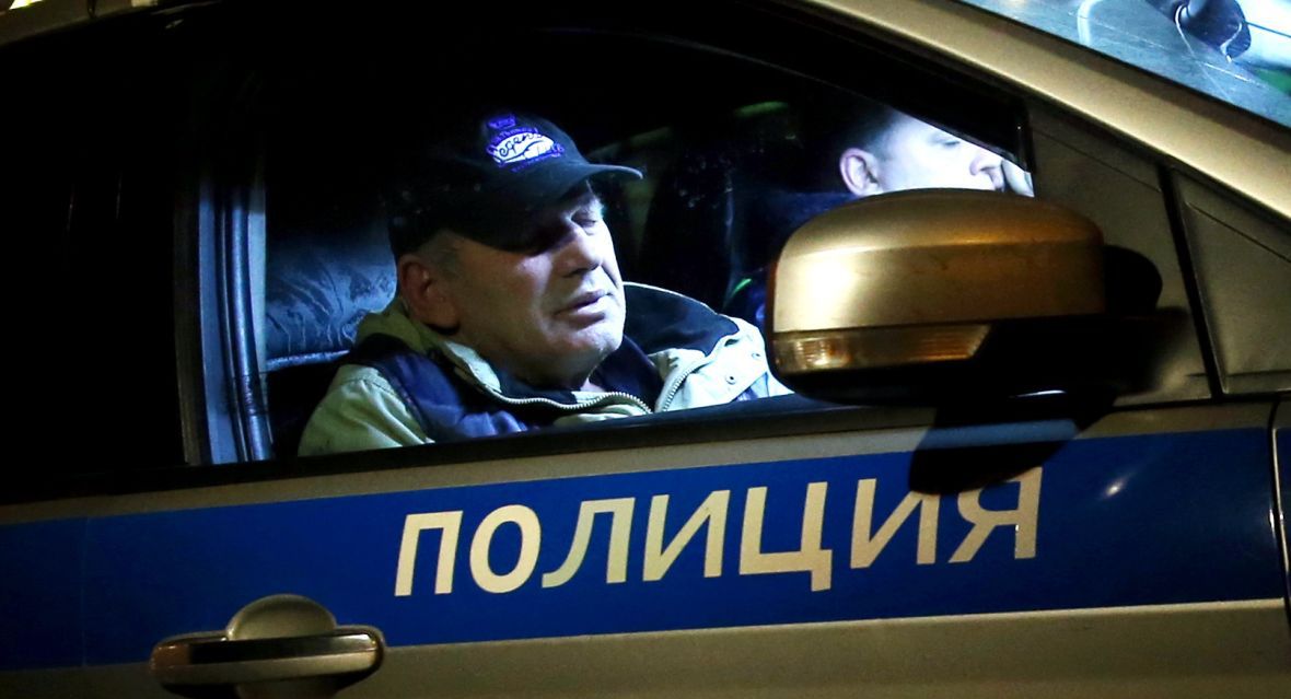 Policjant z zatrzymanym kierowcą taksówki, który wjechał w wiatę przystanku na ulicy Krasnodarskiej w Moskwie