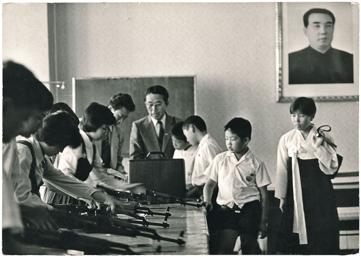 Defilada. Edukacja w Korei Północnej obejmuje zarówno grę na instrumentach, jak i posługiwanie się bronią