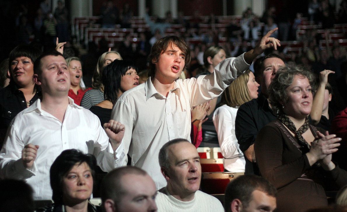 Rozbawiona publiczność na Gali Muzyki Taneczno-Rozrywkowej disco polo w warszawskiej Sali Kongresowej. 2007 rok.