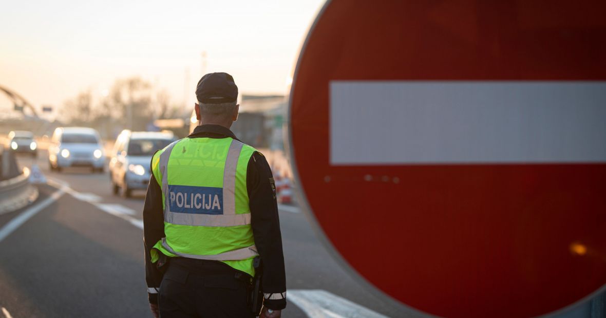 Słowacka policja na bieżąco kontroluje przejazdy graniczne i główne drogi. W wielu miejscach tworzą się kilometrowe korki