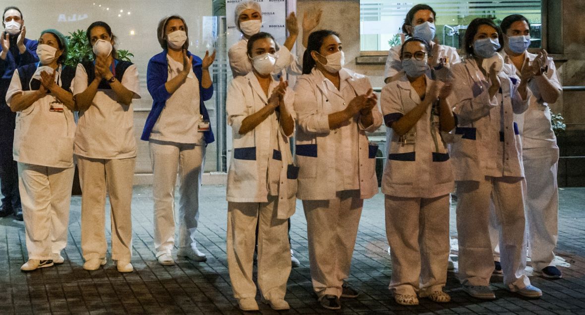 Madryt. Lekarze i pielęgniarki ze szpitala Jimenez Diaz oklaskują decyzję o masowej kwarantannie