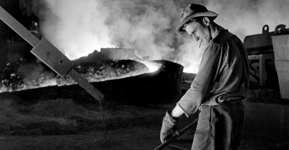 Spust surówki na wielkich piecach w hucie im. Lenina. Rok 1965