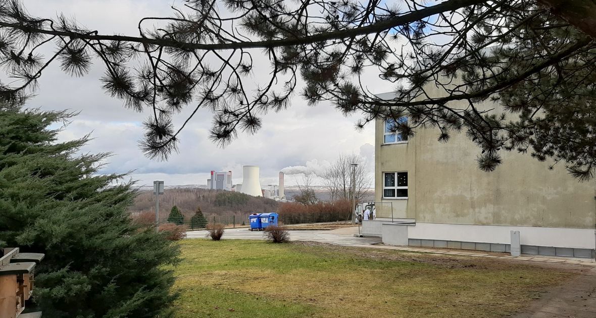 Chmurę dymu z elektrowni codziennie obserwują dzieci ze szkoły podstawowej w położonym na wzniesieniu niemieckiego Hirschfelde