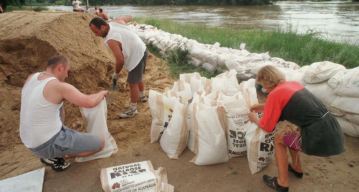 Mieszkańcy Głogowa przygotowują się do nadejścia fali powodziowej. 15 lipca 1997 roku