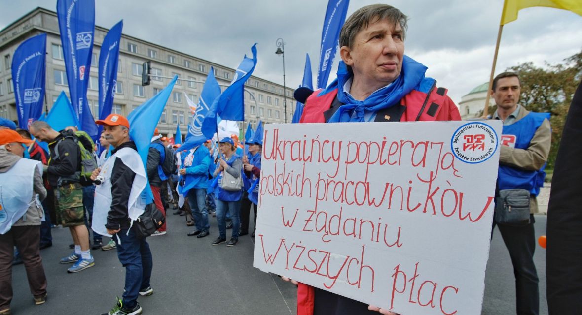 Ukraińcy podejmowali się pracy, której nie chcieli Polacy. Nie znaczy to, że akceptowali nierówności płacowe. Na zdjęciu demonstracja OPZZ w Warszawie. Wrzesień 2018 roku