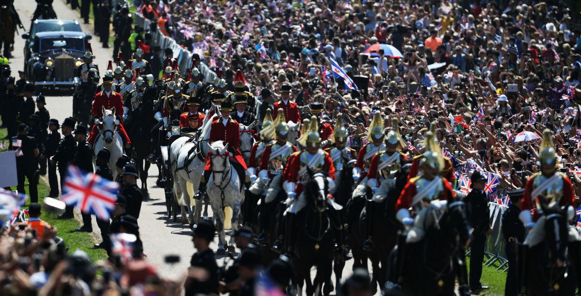 Setki tysięcy Brytyjczyków na trasie przejazdu młodej pary książęcej. 19 maja 2018 roku Harry i Meghan są ubóstwiani