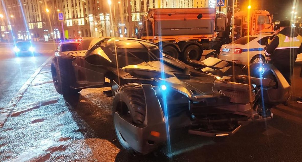 Moskiewscy policjanci maja problem z Batmobilem. Wehikuł nie tablic rejestracyjnych, a dodatkowo niestandardowe są jego rozmiary