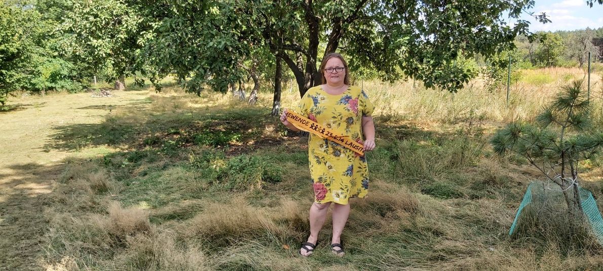 Anna Dziadek z fragmentem szarfy, którą przewiązywali sobie ręce uczestnicy protestu przeciwko budowie odkrywki