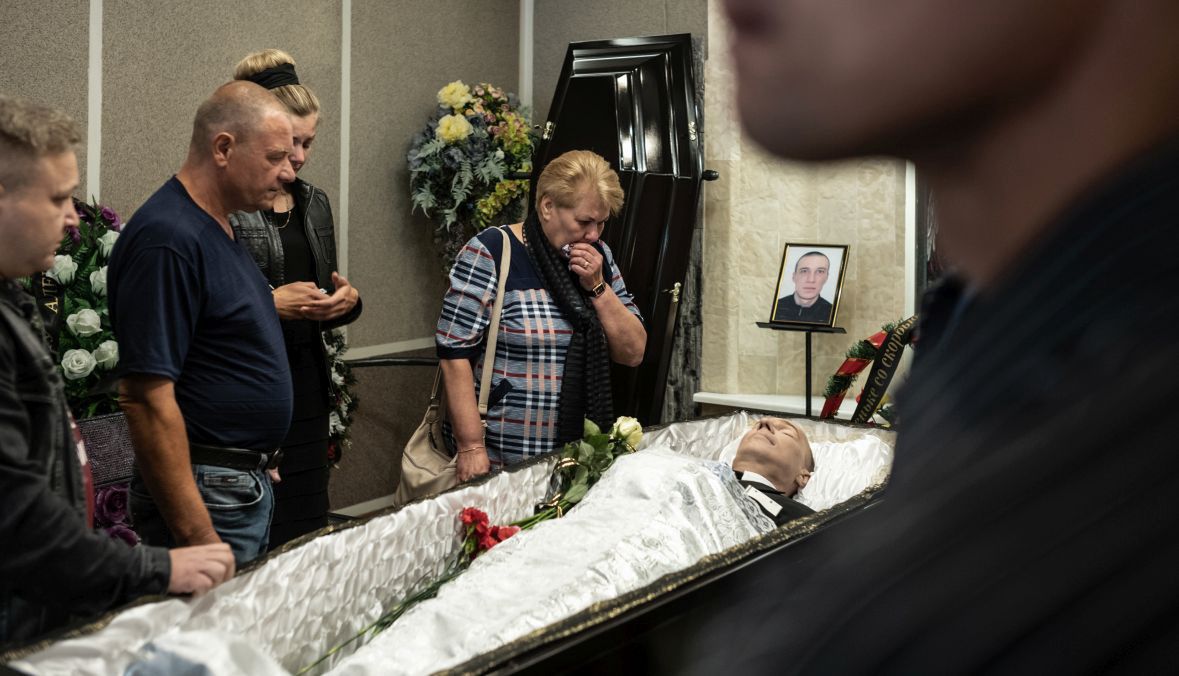 Bliscy żegnają Aleksandra Tarajkowskiego, pierwszą śmiertelną ofiarę pacyfikacji protestów. 15 sierpnia 2020, Mińsk