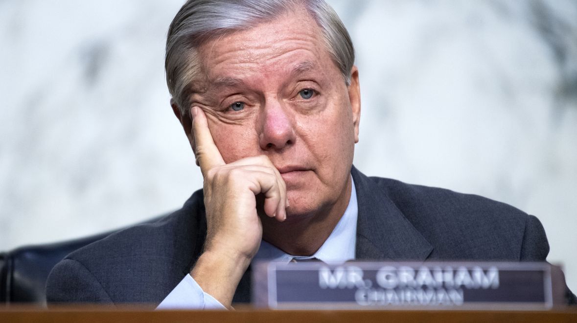 Senator Lindsey Graham. Kilka lat temu mówił: &quot;Nominacja dla Trumpa będzie piekłem i samobójstwem Partii Republikańskiej&quot;. Potem zmienił front. A po przegranych wyborach znów odciął się od Trumpa