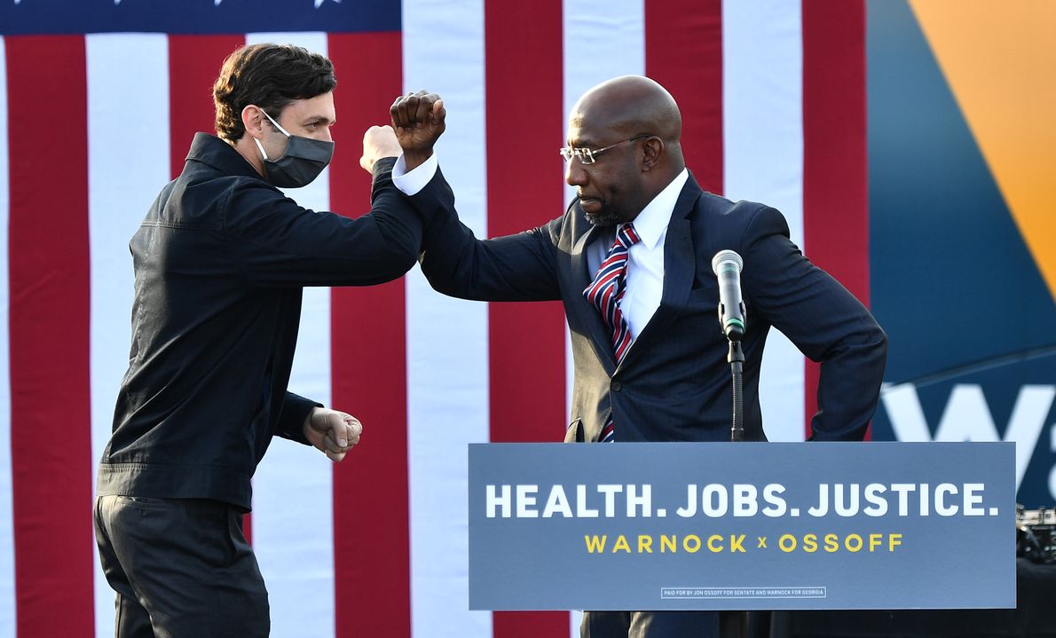 Jon Ossoff i Raphael Warnock podczas kampanii do Senatu USA 28 grudnia 2020 r. Obaj zdobyli mandaty i zapewnili prezydentowi-elektowi Joemu Bidenowi większość w Kongresie