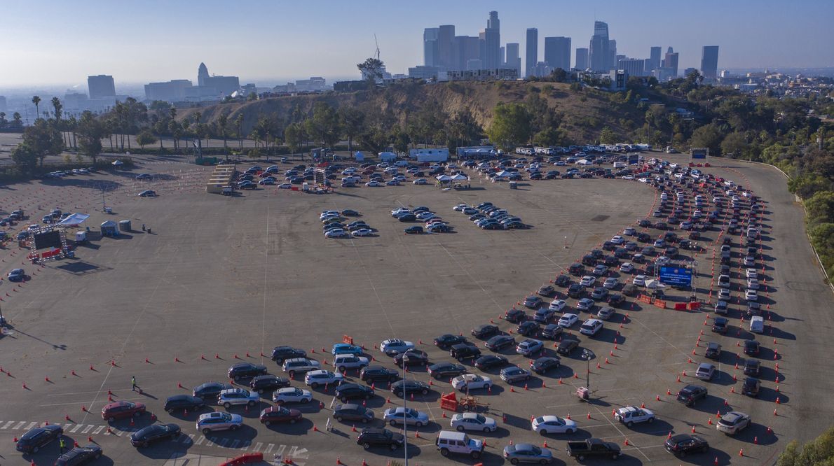 Mieszkańcy Los Angeles stoją w wielkiej samochodowej kolejce do testu na koronawirusa, 14.11.2020 r. Czy świat stanie w takich samych kolejkach po szczepienia?